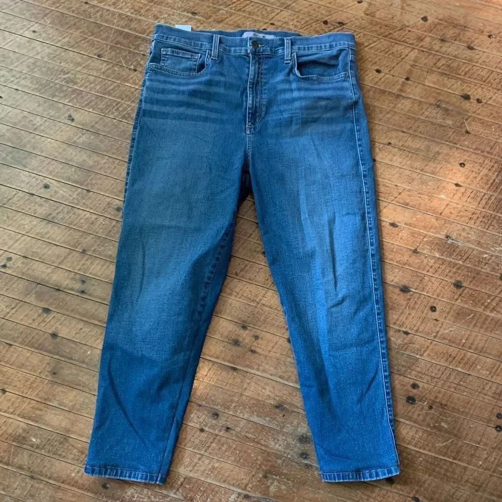 Joe’s Jeans medium wash cropped size 31 normcore jeans